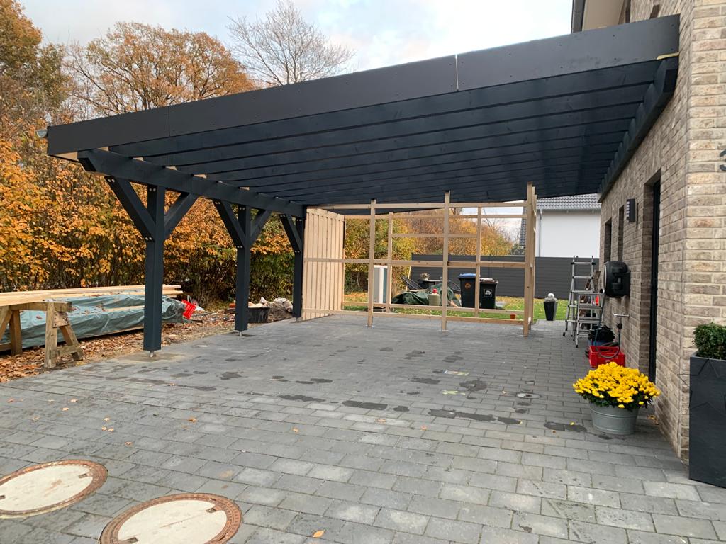 Referenz einer überdachten Terrasse in anthrazit